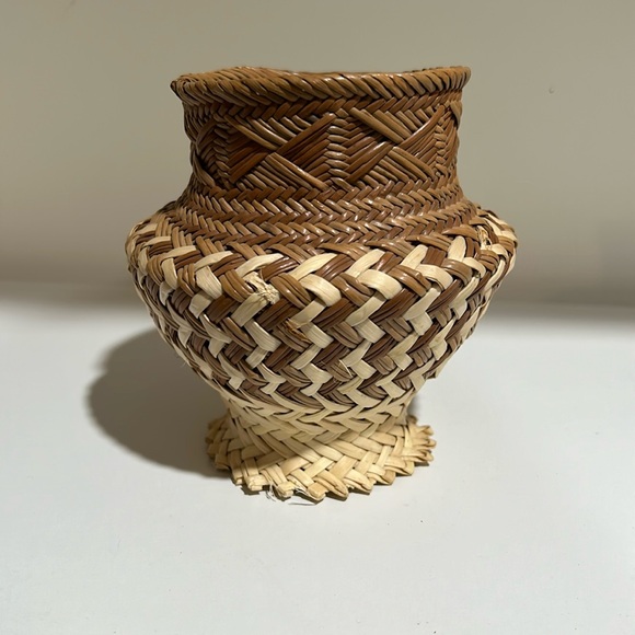 Tarahumara pine needle basket - Picture 1 of 4
